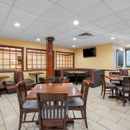 Best Western Louisville East Inn & Suites Екстер'єр фото