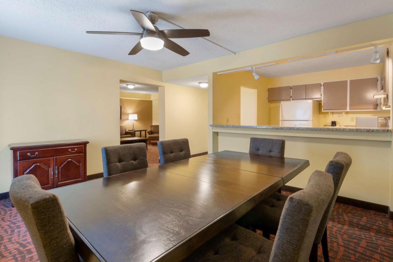 Best Western Louisville East Inn & Suites Екстер'єр фото