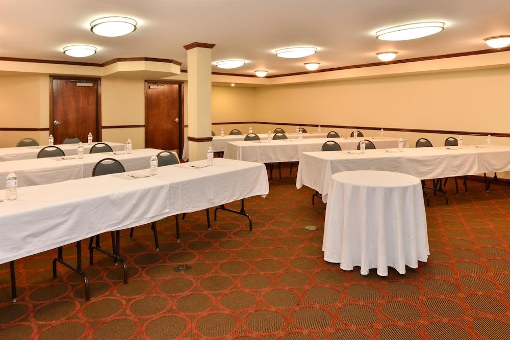 Best Western Louisville East Inn & Suites Екстер'єр фото